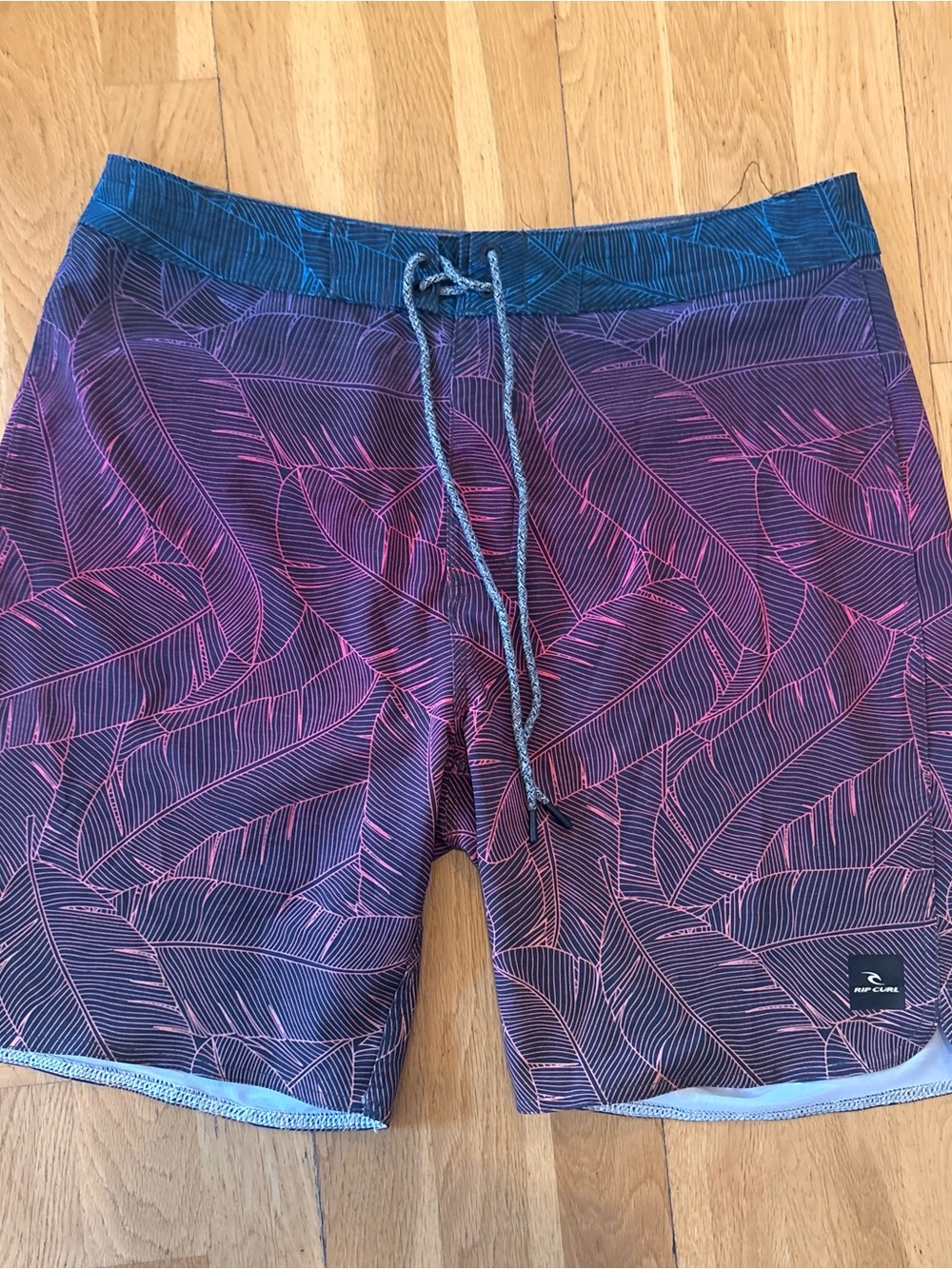 Rip Curl Mirage Men's Size 32 Leaf Pattern Boardshorts
